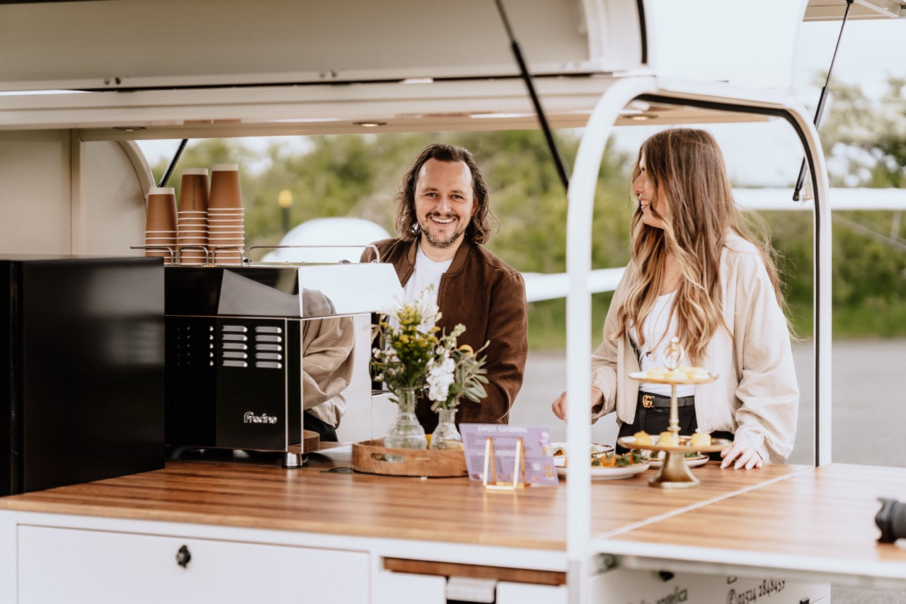 Piaggio Ape Kaffeebar in Paderborn – Barista schenkt Cappuccino bei Hochzeit aus