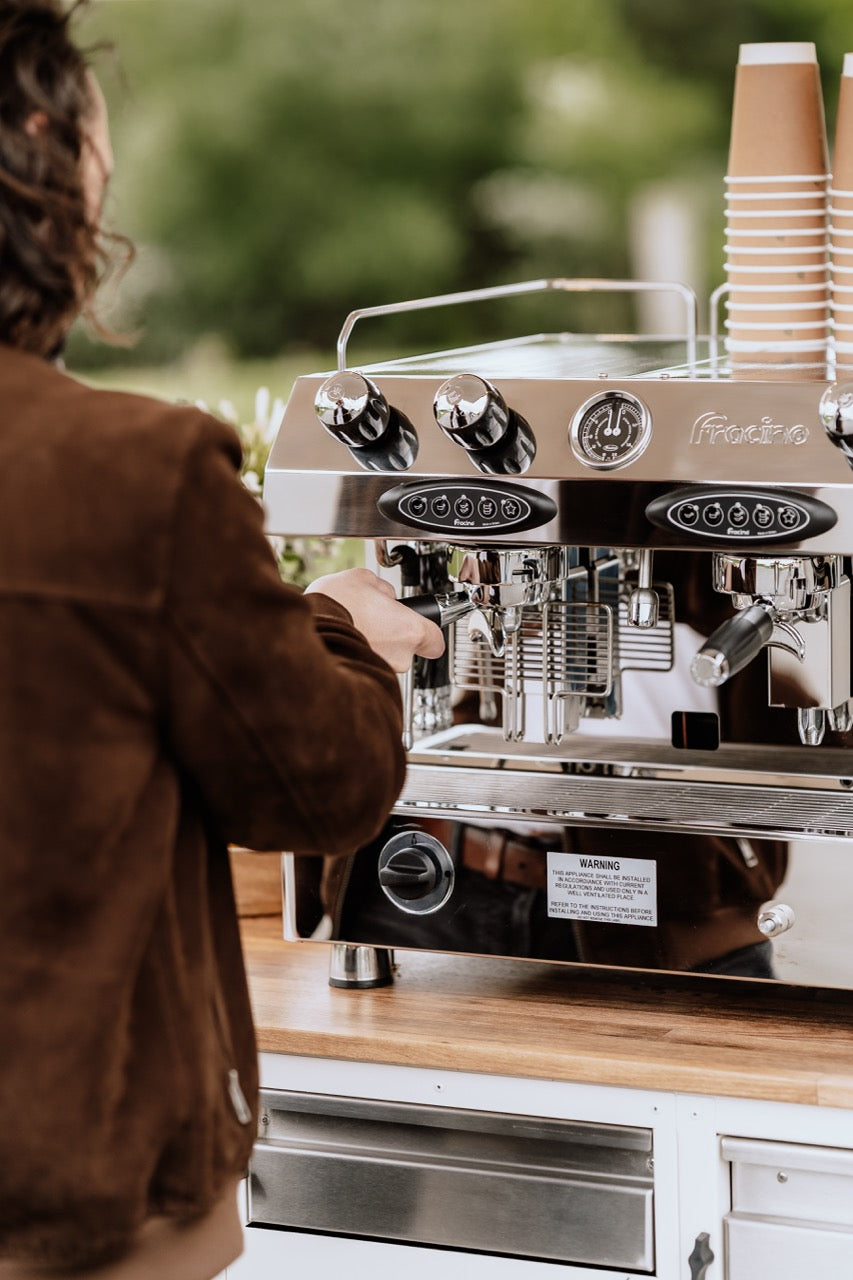 Mobile Kaffeebar (Ape) mit Siebträgermaschine – Frontansicht mit Branding